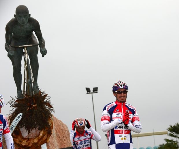 The Androni Sidermec riders pose for a photo at the Pantani monument in Cesenatico