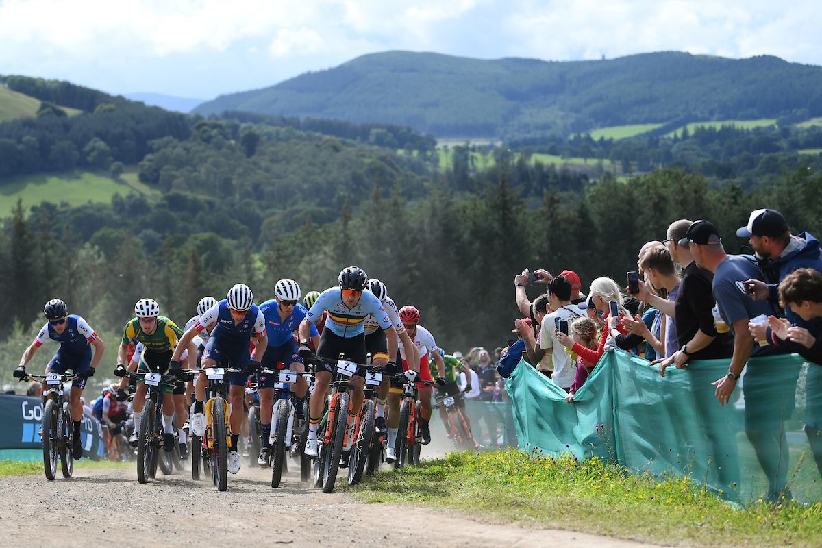 Elite men's XCO race is on!