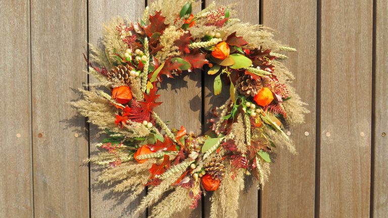 how to make a halloween wreath by LOV Flowers