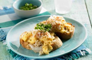 600 calorie meals Scrambled egg and crab on garlic croutes
