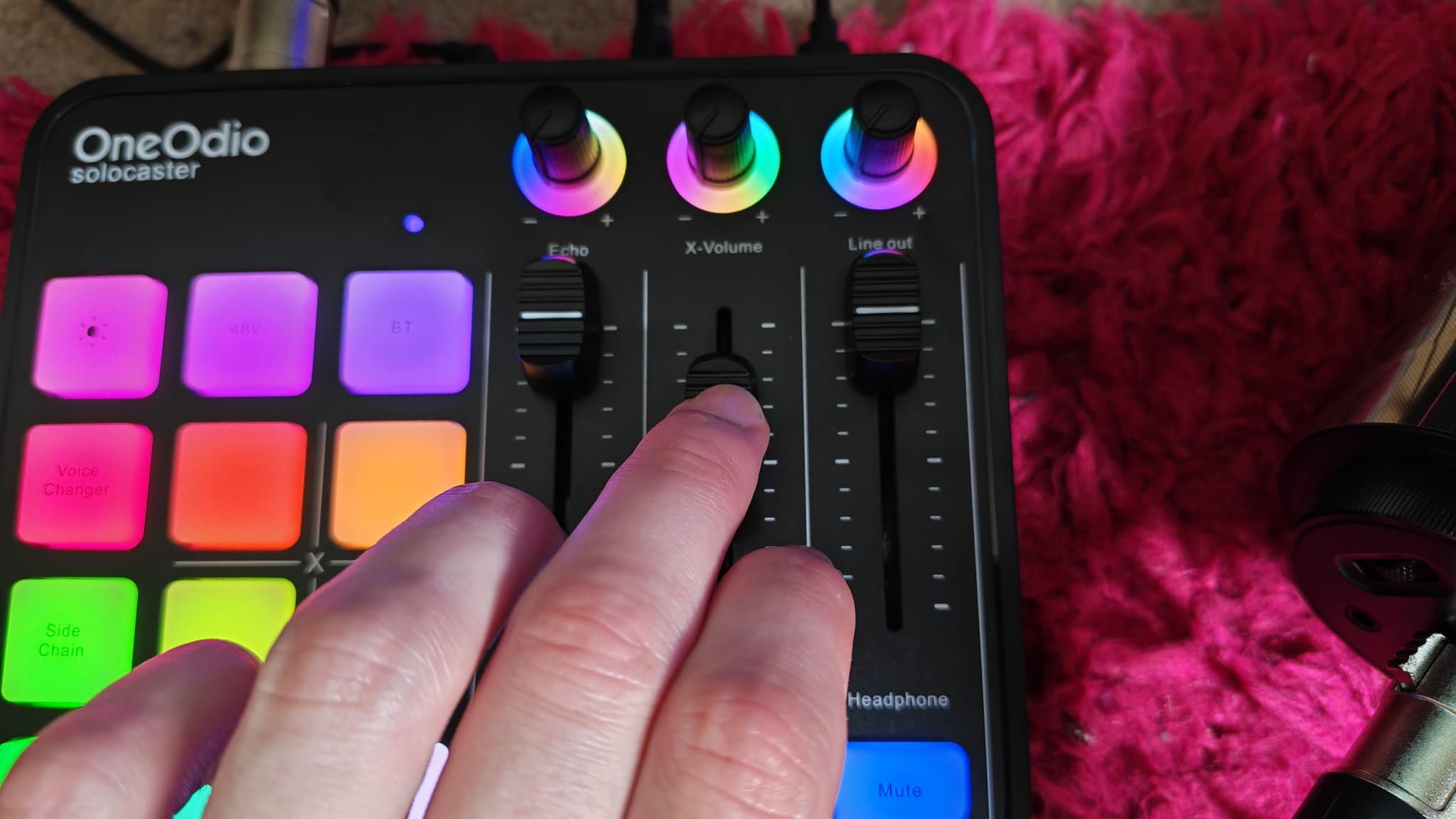 A reviewer using a fader on the OneOdio Solocaster