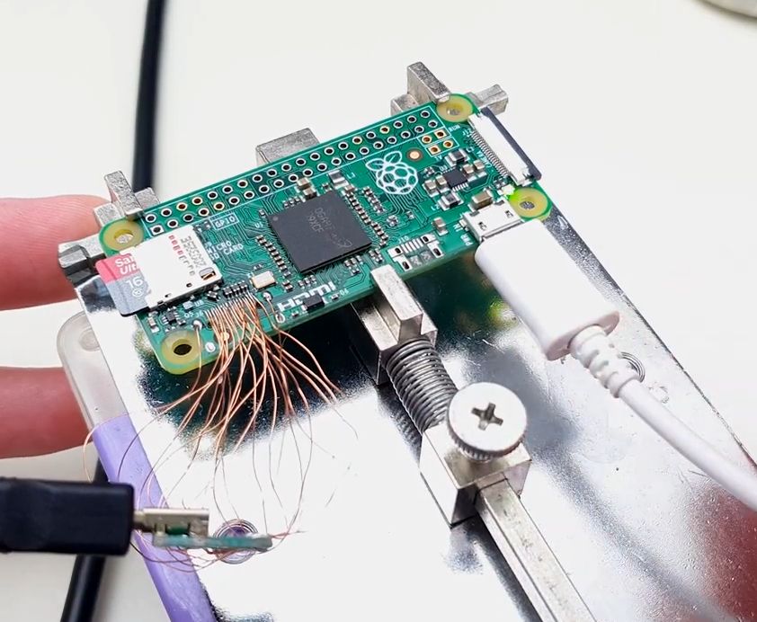 Raspberry Pi SNES Controller Handheld Has Its Own Screen | Tom's Hardware