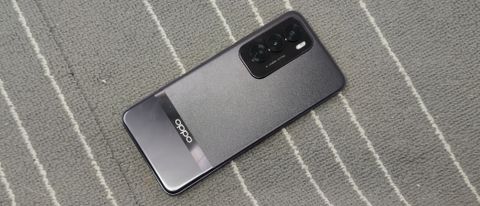 L&#039;Oppo Reno 12 Pro sur un fond gris et blanc.