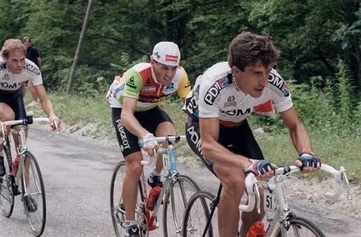 Pedro Delgado leads Stephen Roche during the 1987 Tour.