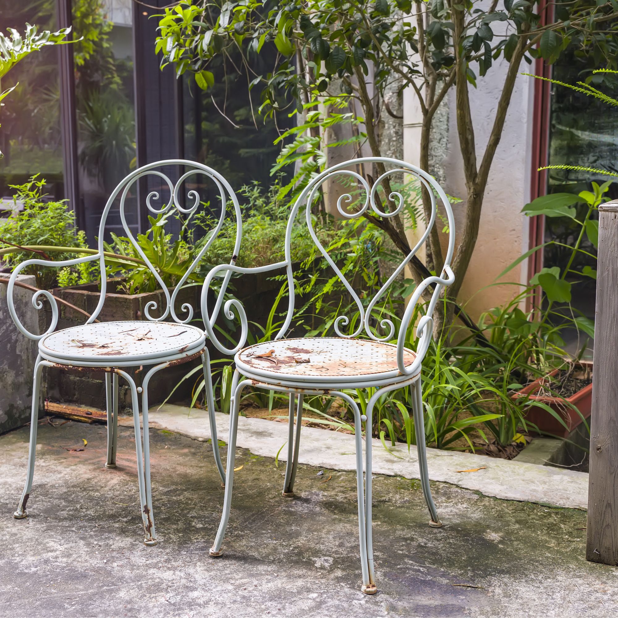metal garden chairs going rusty