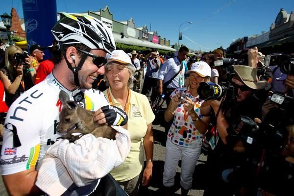 Mark Cavendish poses for a few happy snaps with a young joey.