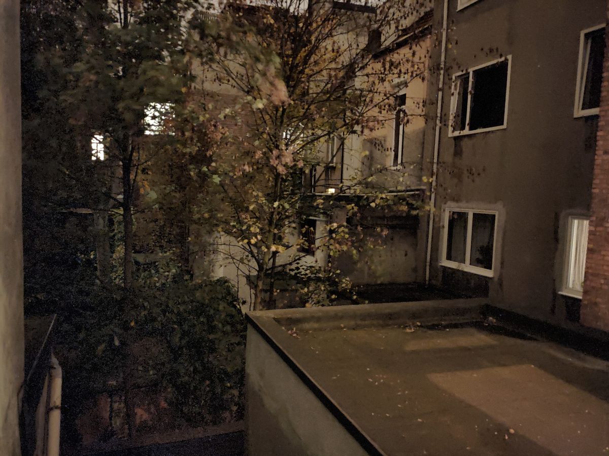 De Ultra Dark Mode cre&euml;ert licht in duisternis, hoewel niet alles even scherp is en er hier en daar wat ruis is.