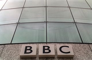 BBC apologises to Queen over photoshoot