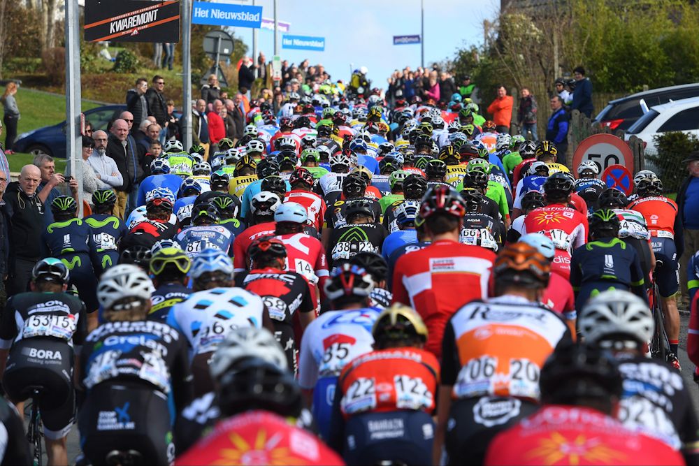 The peloton in action at Dwars door Vlaanderen