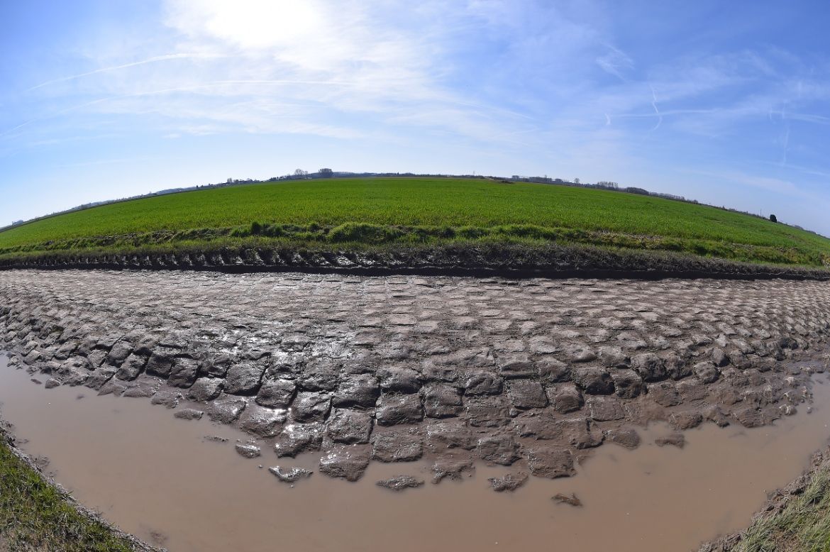 The pav&eacute; of Paris-Roubaix dries out in the warm sun