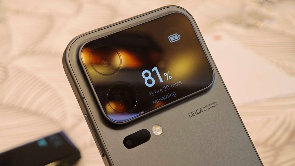 The Xiaomi 18 Pro rear display AOD