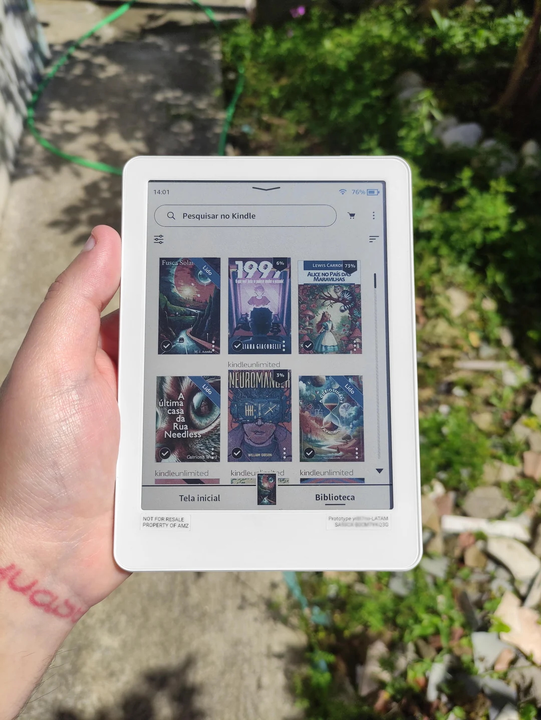 Leaked images of an Amazon ereader supposedly called the Kindle Petit Color showing colors on the display