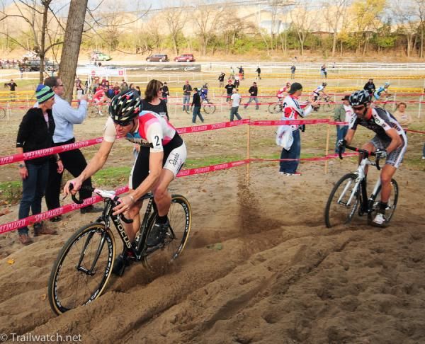 Jeremy Powers (Rapha Focus) leading Geoff Kabush through an uphill sand pit