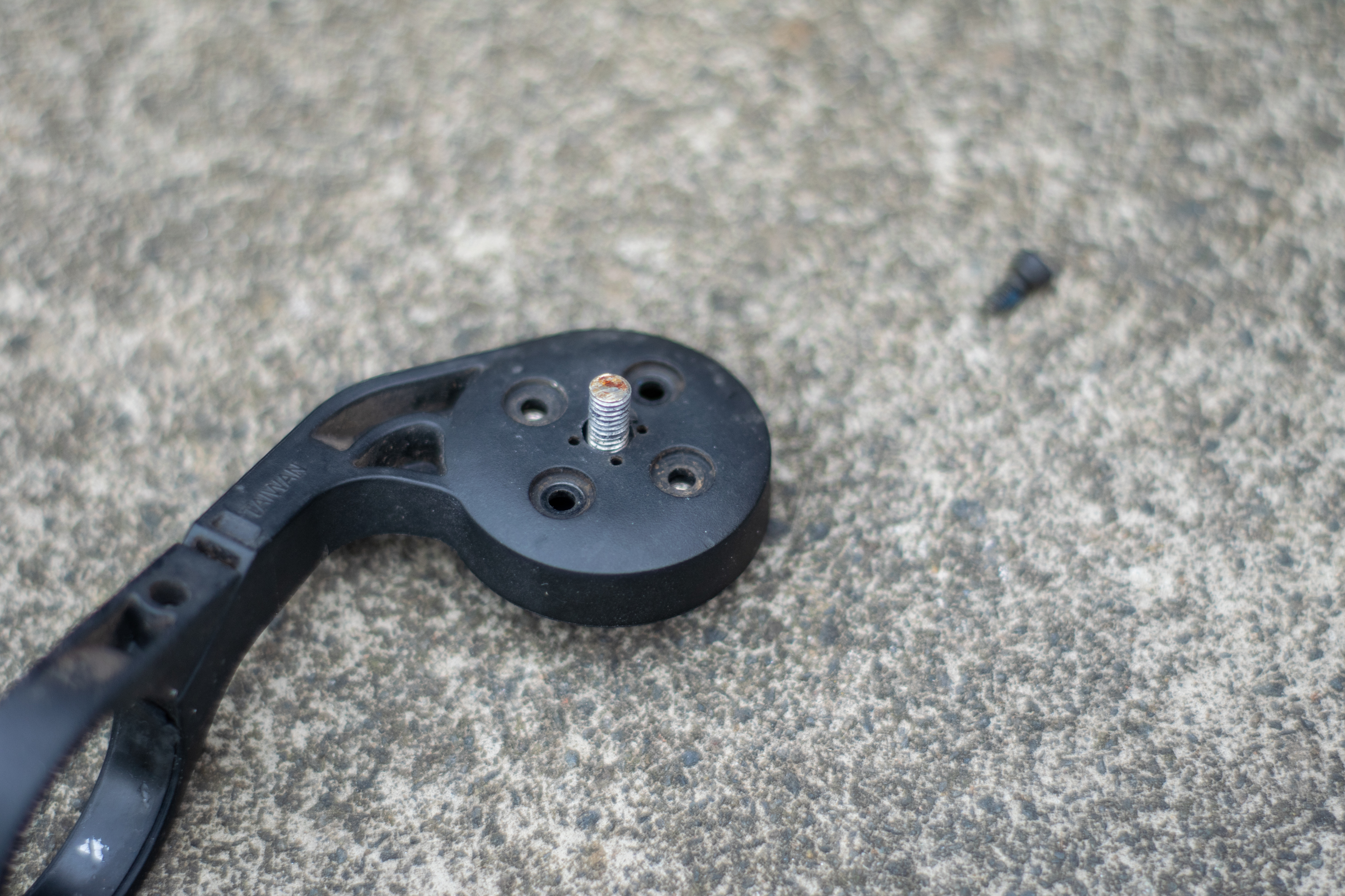 A light mounted to a Garmin computer mount