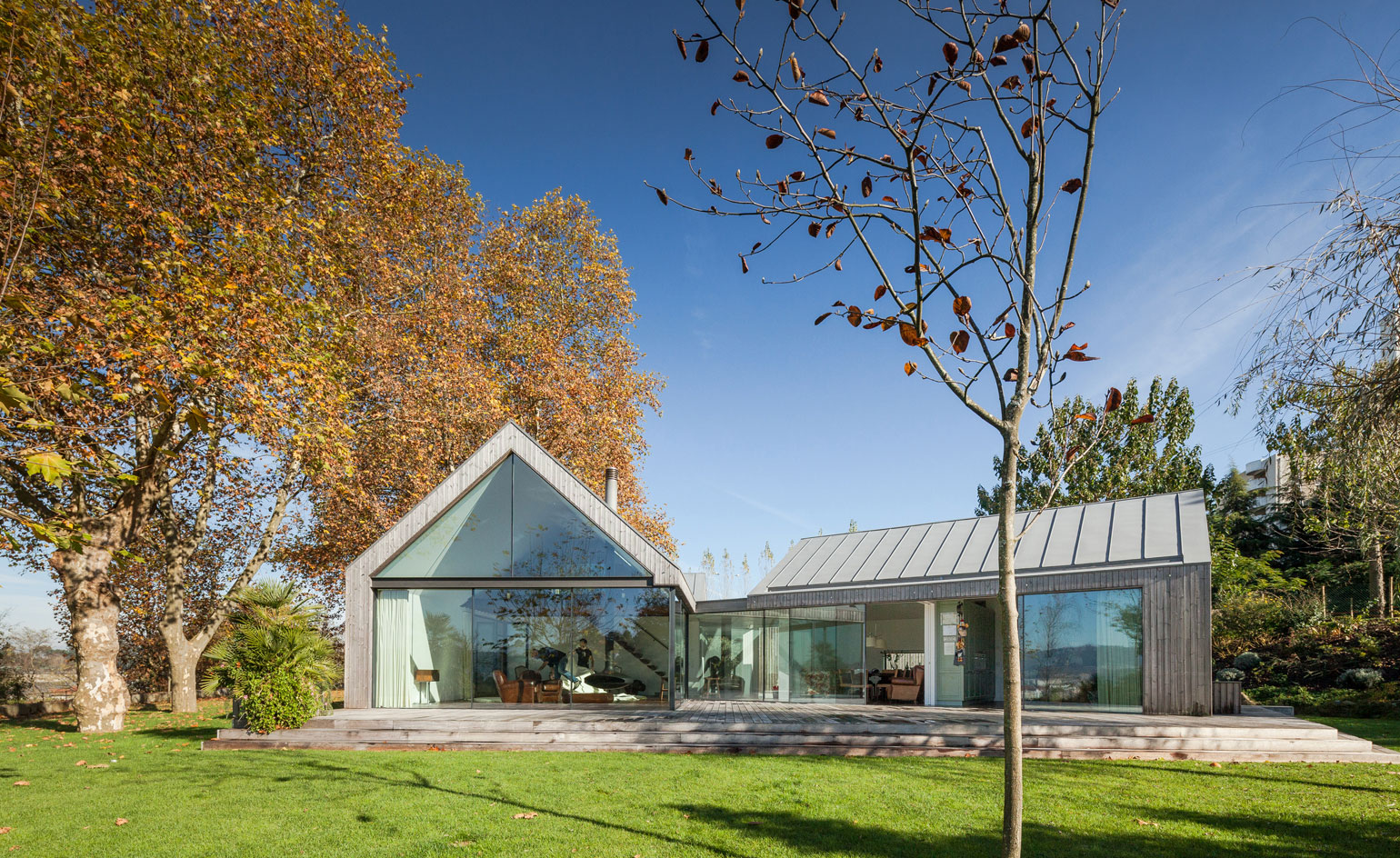 The house opens up towards the southwest, making the most of the site's best views. It is also where the more social areas are placed