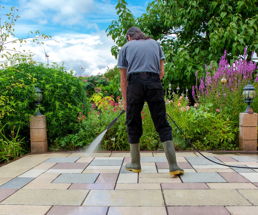 7 tips on how to remove algae from patio slabs | Homebuilding