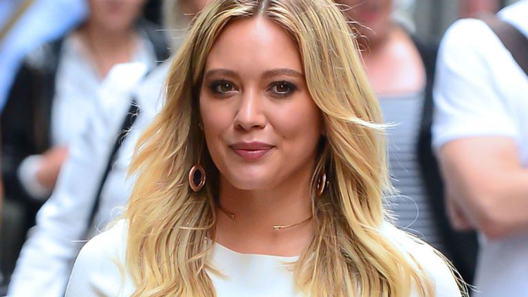 Hair, Face, Blond, Hairstyle, Beauty, Long hair, Street fashion, Fashion, Head, Layered hair,