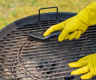 Cleaning a charcoal grill