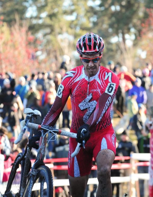 Todd Wells (Specialized) running the barriers.