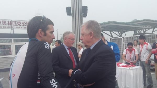 Dario Cioni (l) speaks with former UCI President Hein Verbruggen.