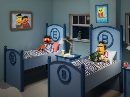 Sesame street exhibition in hamburg: muppets in twin beds