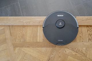 Roborock S7 MaxV Ultra tar sig över trösklar utan problem.