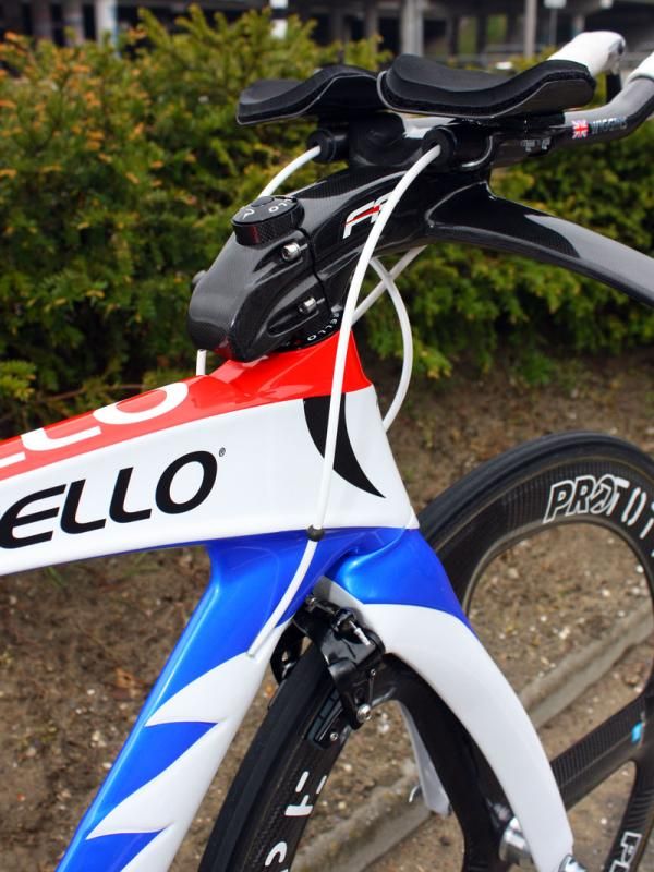 The top tube is rather tall and broad, allowing the down tube to be narrower without overly sacrificing front triangle stiffness.