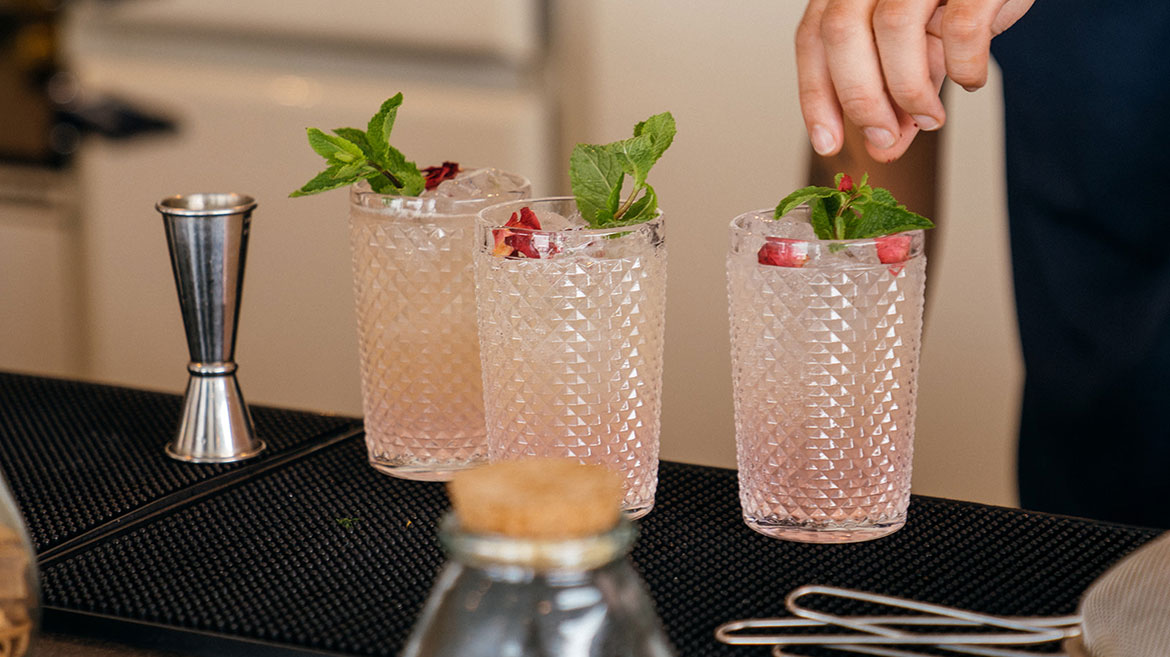 Cocktails at The Hut, Colwell Bay