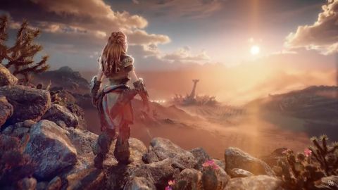 Aloy stands looking on the horizon of a desert. 