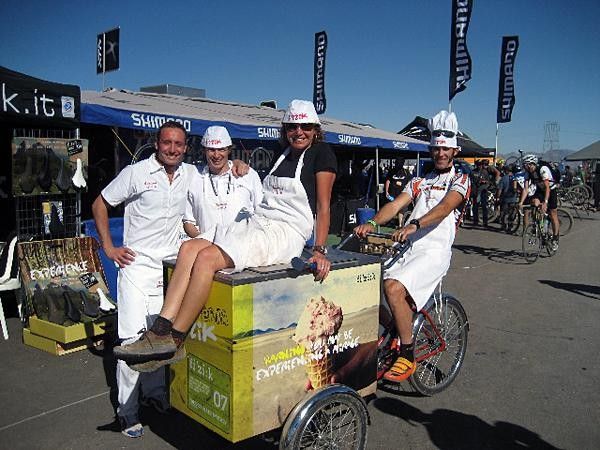 Serving gelato