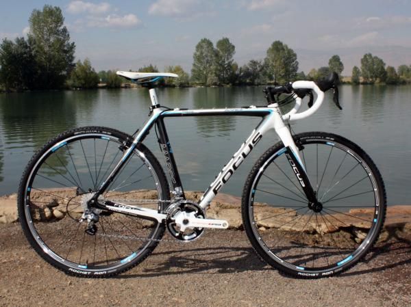 The level top tube leaves plenty of room in the main triangle to slide your arm through during run-ups