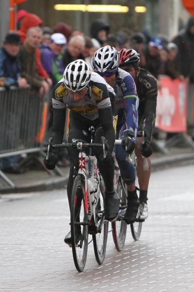 Groups of riders finished for more than 20 minutes after the stage winner.