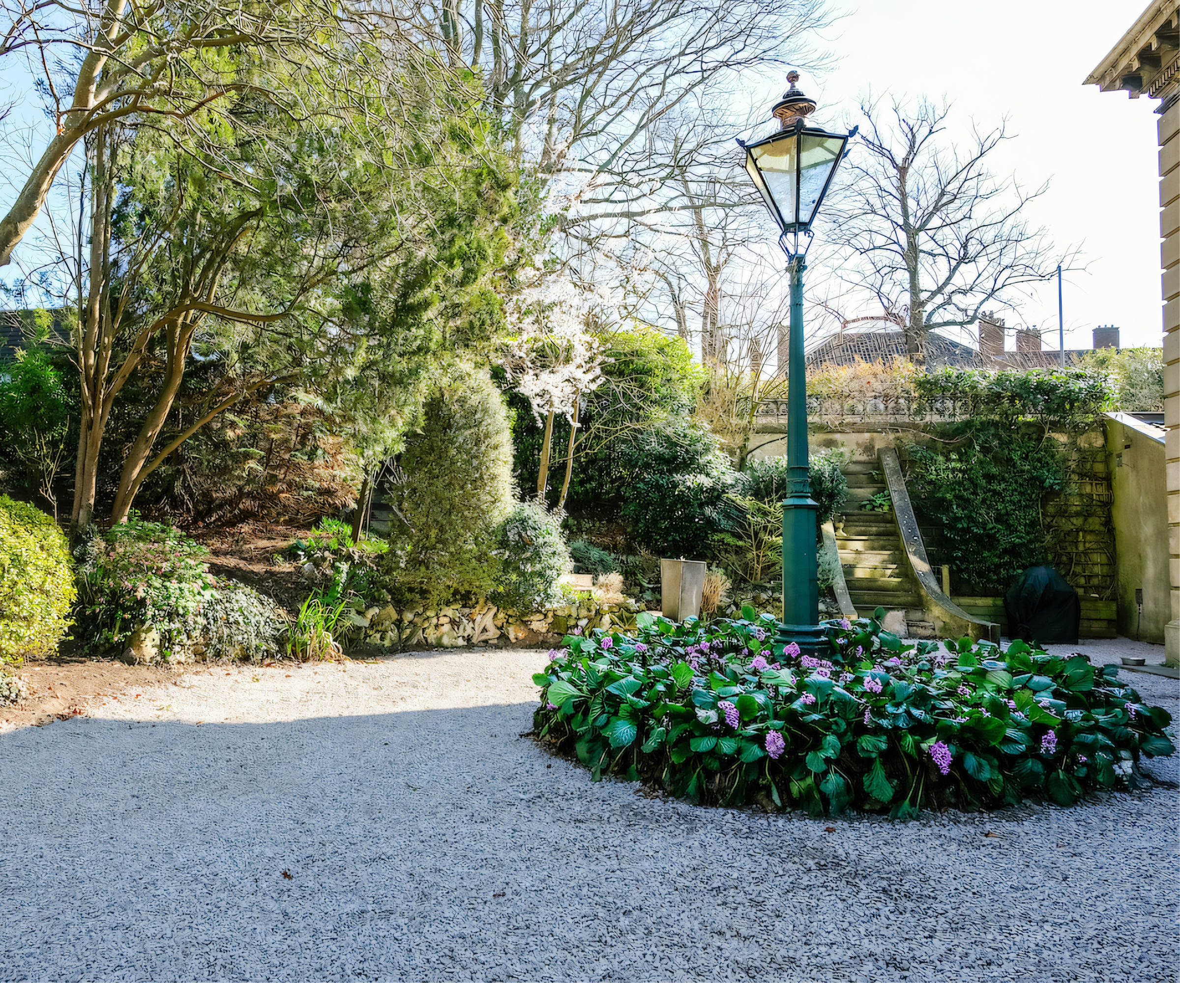 Gravel driveway with turning point in the centre with a tall light
