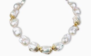 Irregular pearl necklace with gold mounts