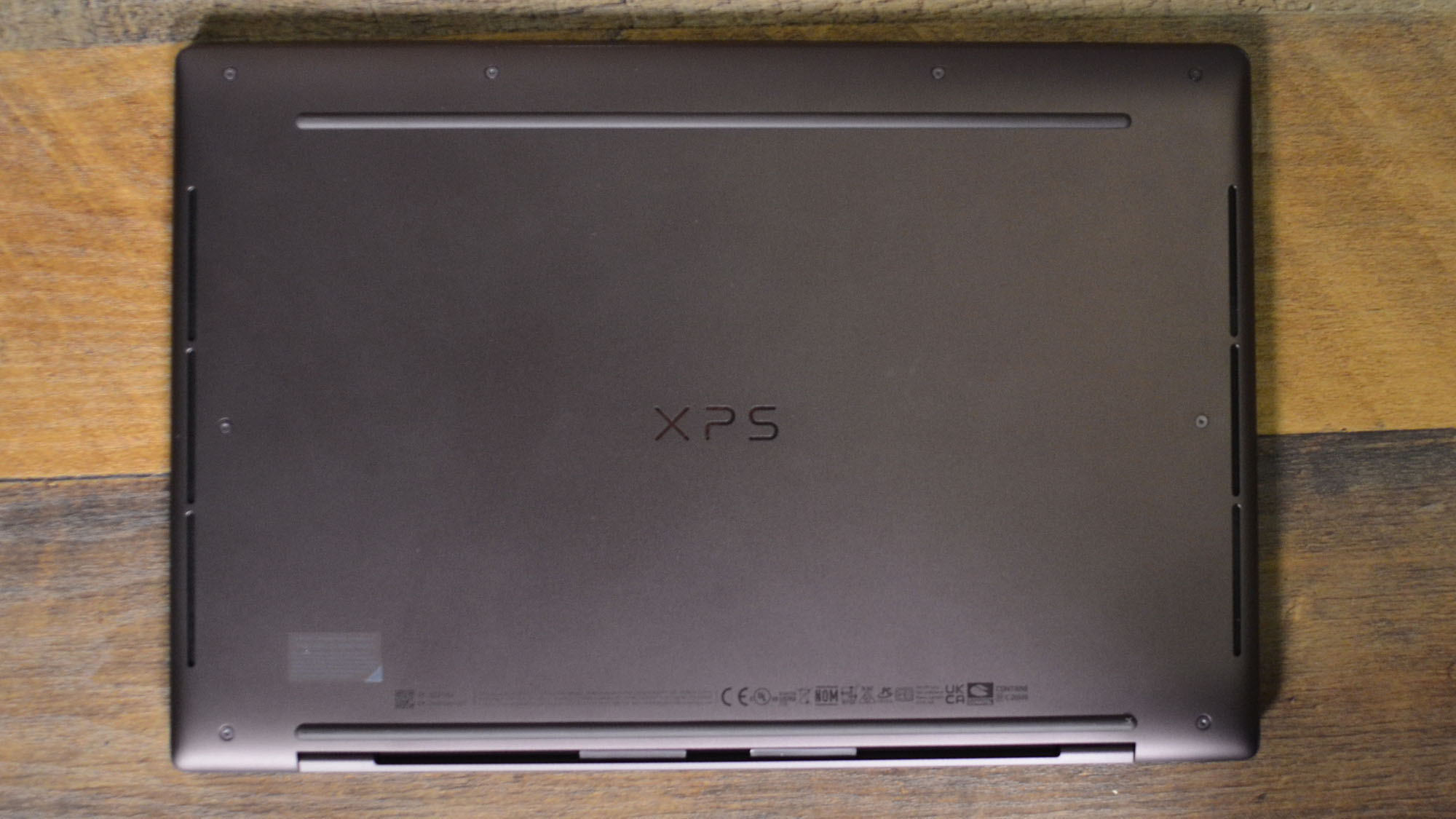 A Dell XPS 13 (2022) on a wooden table