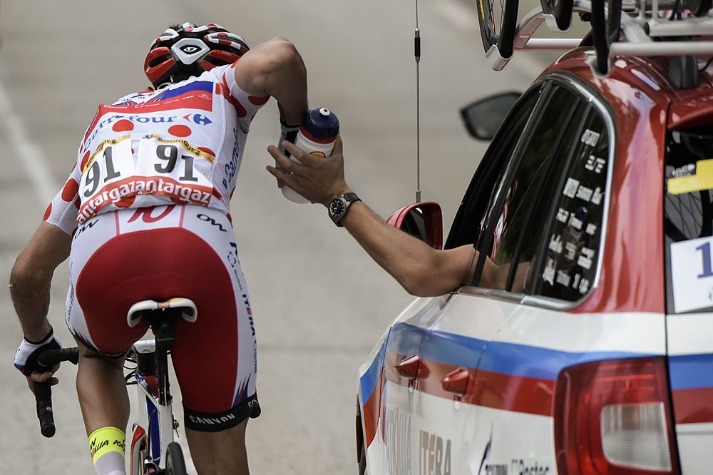 Joaquim Rodriguez (Katusha) gets water from his team car