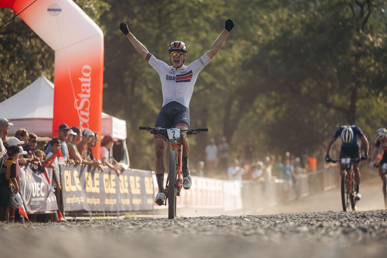 Charlie Aldridge y Sina Frei ganan títulos de short track en ajustados duelos en el Campeonato Europeo de MTB de la UEC