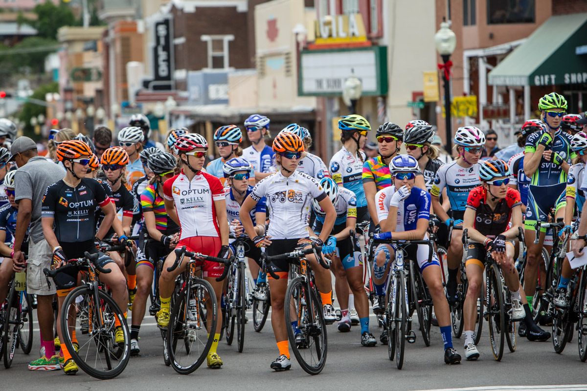 The women wait for the start.