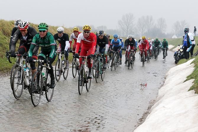 The chasing group on the Holleweg