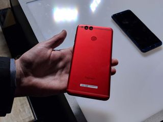 The upcoming red version of the Honor 7X