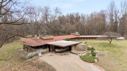 frank lloyd wright Weisblat House in timber and low ceiling usonian style roof