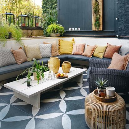 a living wall, framework with plants, vertical planting, above a sunken seating area in an urban garden