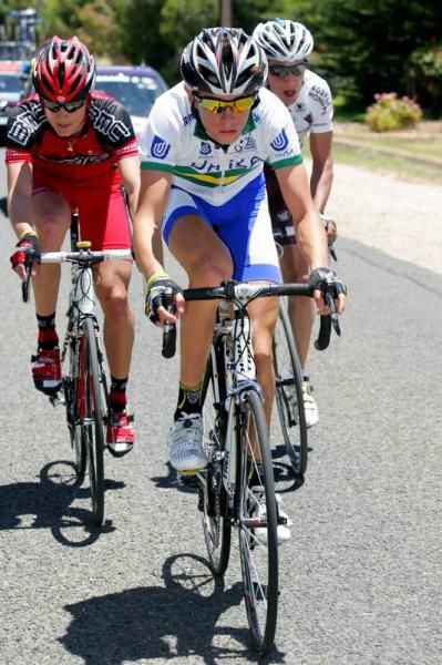 Timothy Roe (Uni SA) leads Martin Kohler (BMC) and Biel Kadri (Ag2r La Mondiale) in a break.