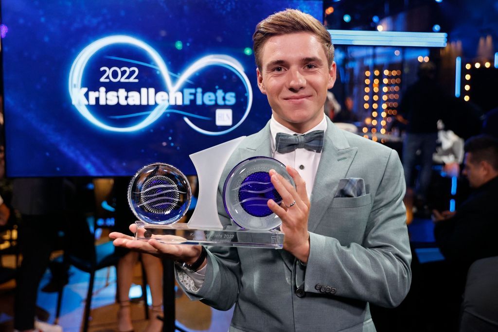 Remco Evenepoel celebrates winning the prize as Belgium&#039;s top male cyclist at the 2022 Crystal Bike awards