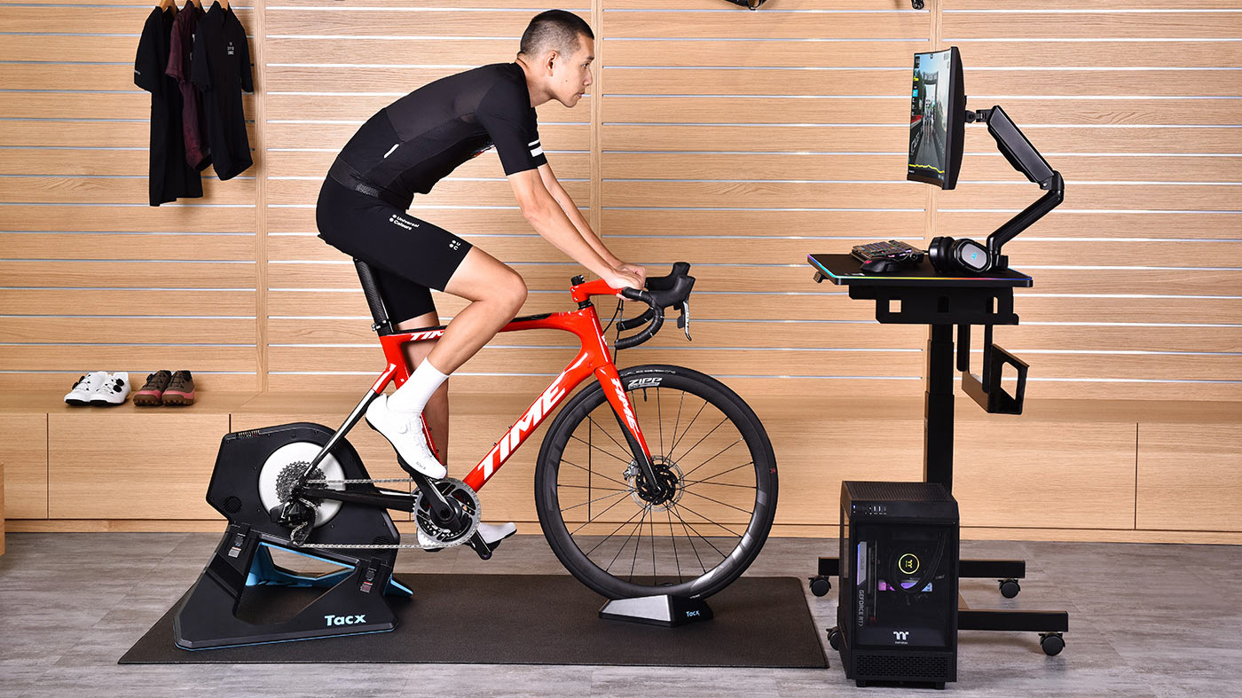 Cycledesk 100: Thermaltake bietet Radsportlern kompakten Gaming-Schreibtisch