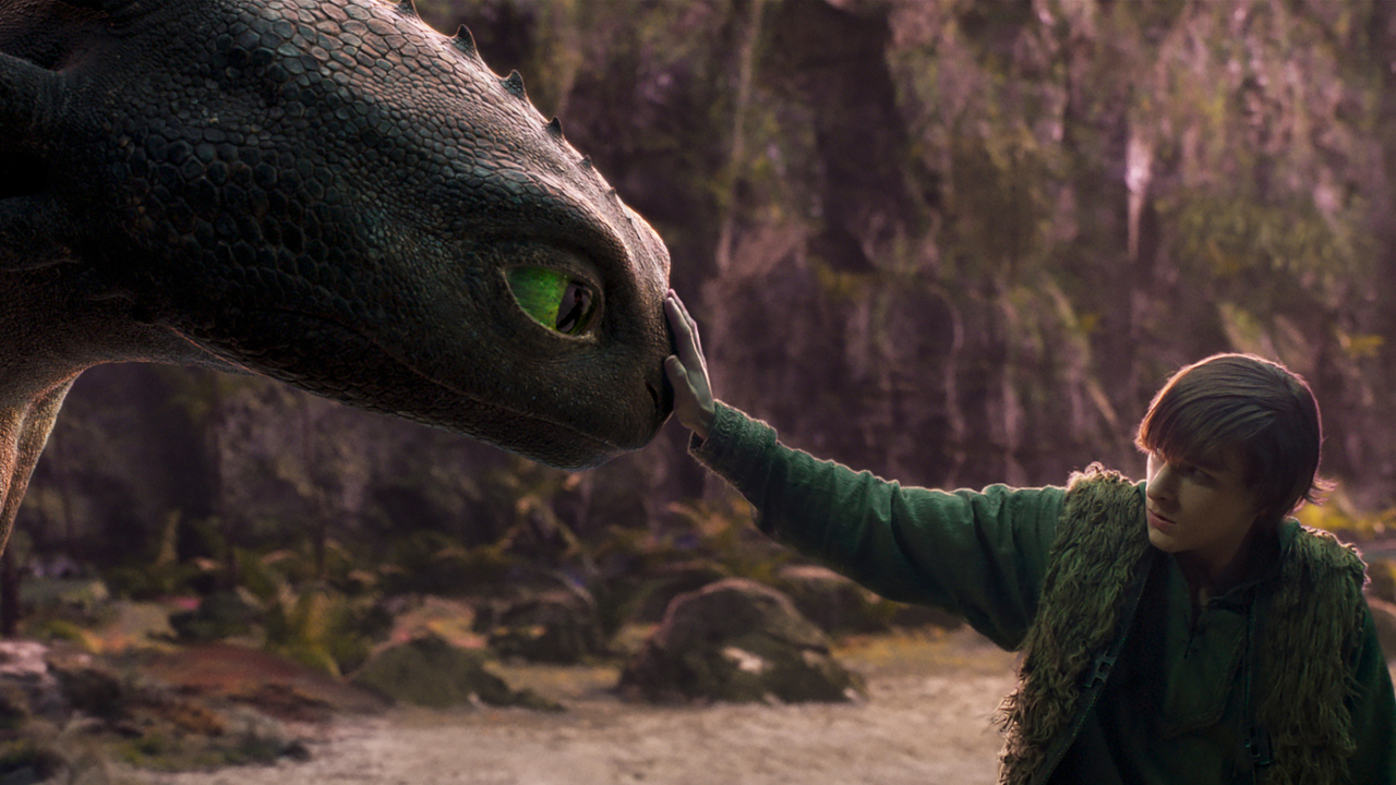 Mason Thames pats Toothless on the face in How To Train Your Dragon (2025). 