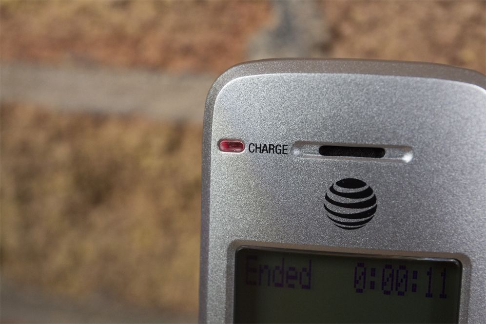 A red LED on the top of the EL51103&rsquo;s handset lights up to let you know when it is connected to the base and charging.