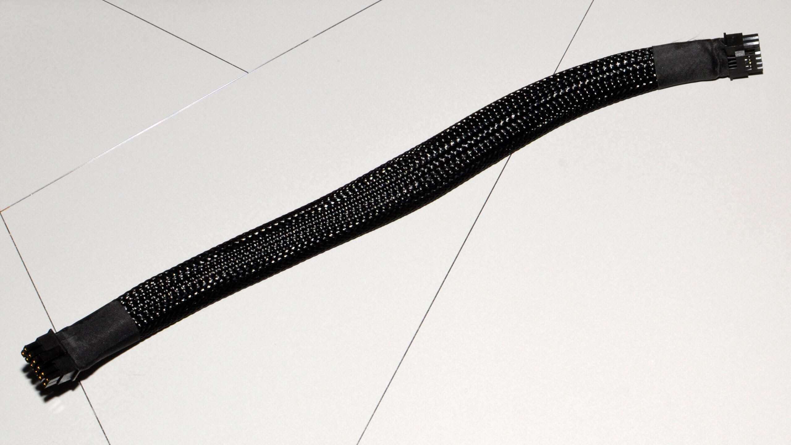 An unidentifiable 16-pin cable on a white background.