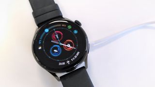 Huawei Watch 3 kiinnitettynä laturiin