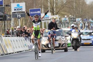 Judith Arndt (GreenEDGE-AIS) takes victory just ahead of Kristin Armstrong (USA National)